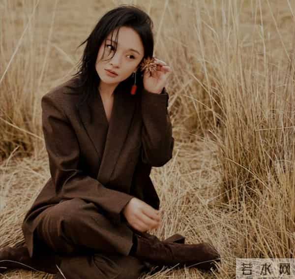 50岁周迅头发花白,瘪嘴模样一脸老态认不出,无儿无女成最大遗憾