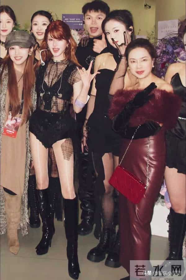 赵露思妈妈后台照惊艳全场!红皮衣气场全开,网友:星妈太潮了!