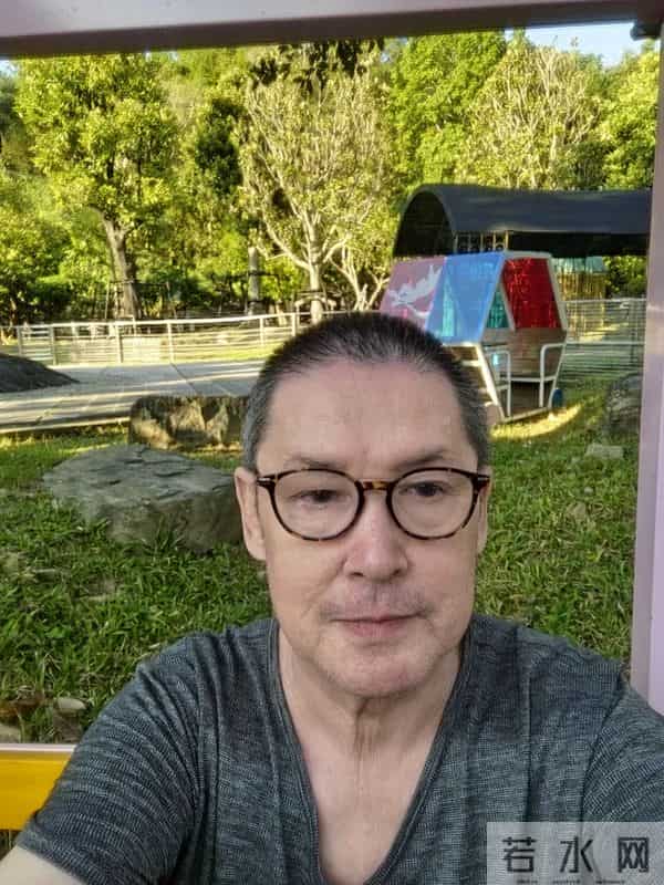 郭爸爸晒自拍，老了但精神足不像癌症患者，郭碧婷带孩子陪伴左右