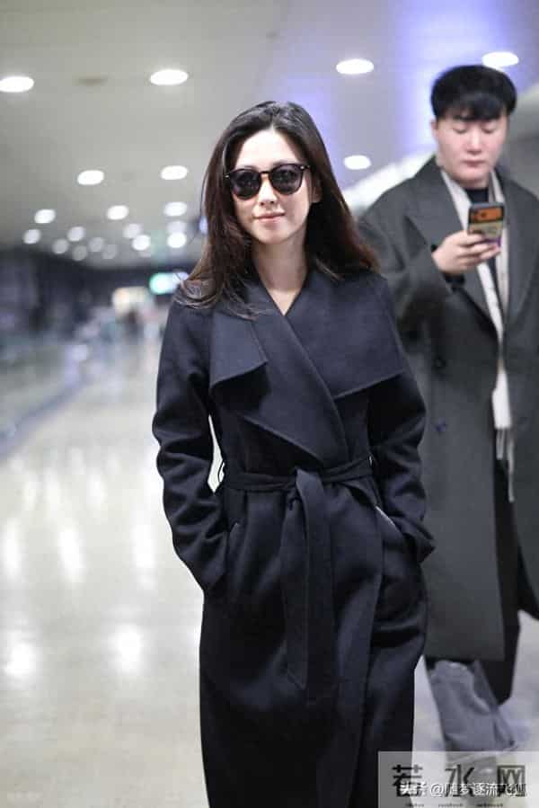 朱珠现身上海机场，身穿黑色大衣酷飒十足