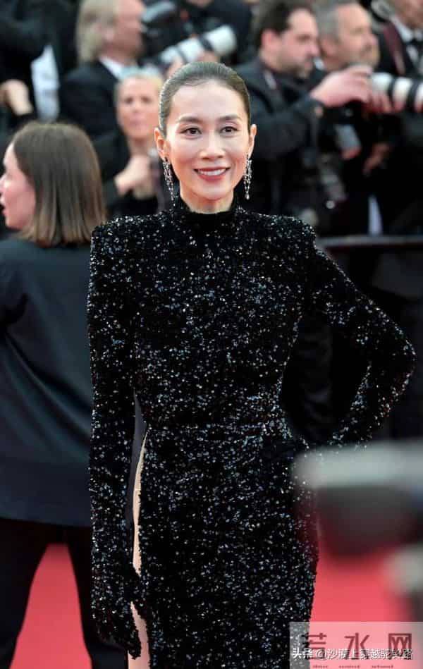 温峥嵘在戛纳电影节,高开叉亮片裙,不转身还好,一转身有点尴尬