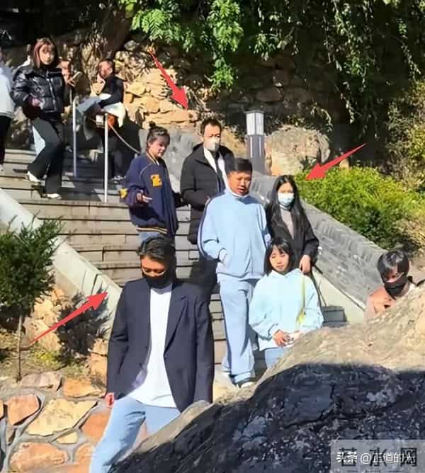 53岁辛柏青有气无力 站立需搀扶 丧妻后似丢了魂 和李乃文再拜大孤山