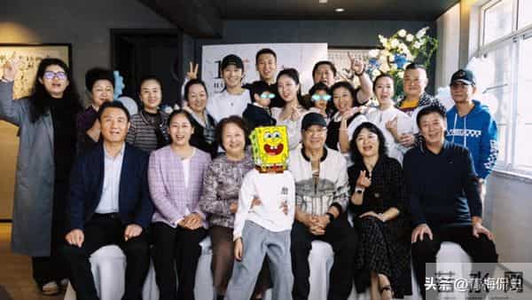黄晓明一家4口参加生日宴！小海绵被奶奶搂在怀中，长腿溢出屏幕