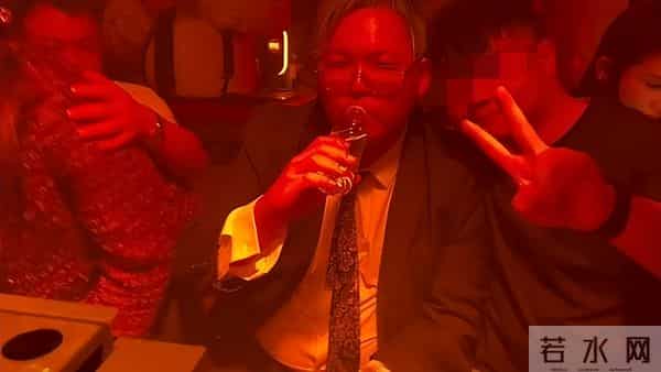 向佑彻底没救了!现身南昌酒吧,新交的女友又胖又颓,烟酒不离手