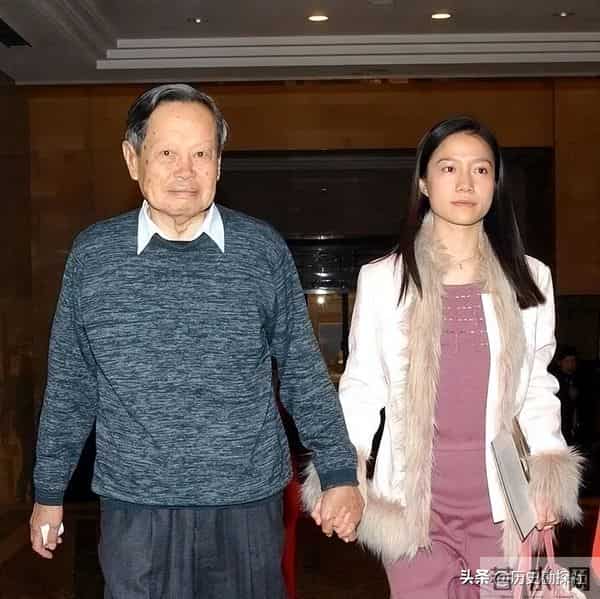 这是翁帆和杨振宁领证留影,弟弟、弟媳陪同,杨振宁一脸不好意思