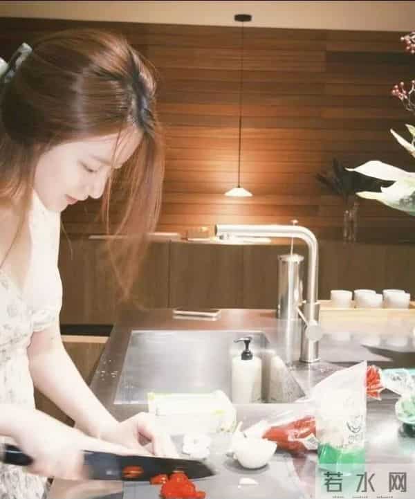 叶舒华在家穿得太少,暴露了巨好身材