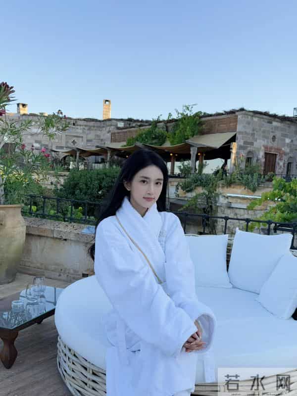 潘敏度假穿比基尼泡温泉,这真养眼