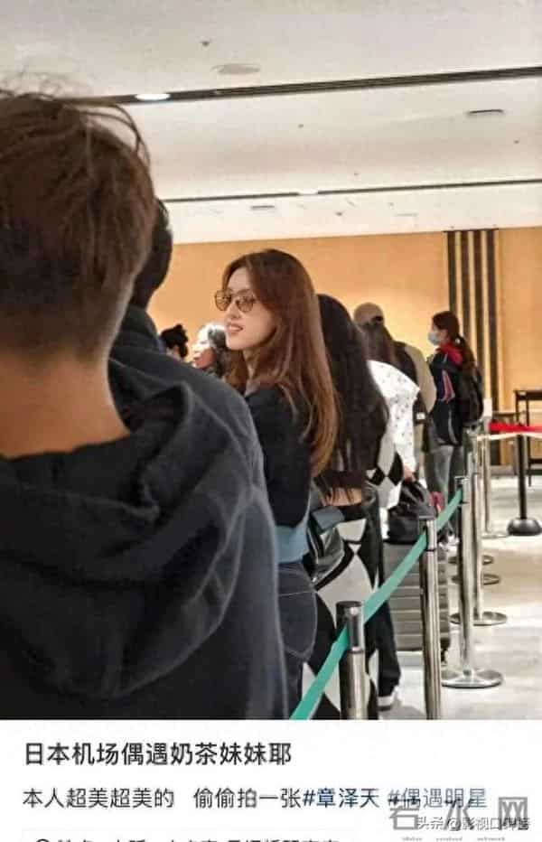 章泽天现身日本机场，休闲打扮，刘强东幽默地说：把我拍好看一点