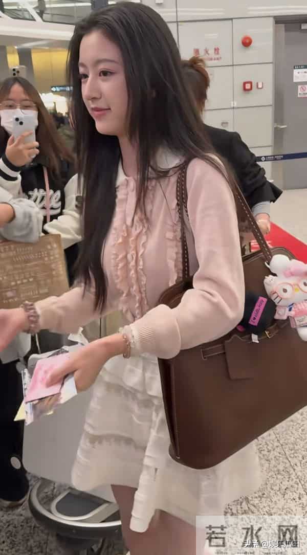 16岁裴佳欣现身机场被偶遇，粉上衣配白短裙，好清纯好可爱