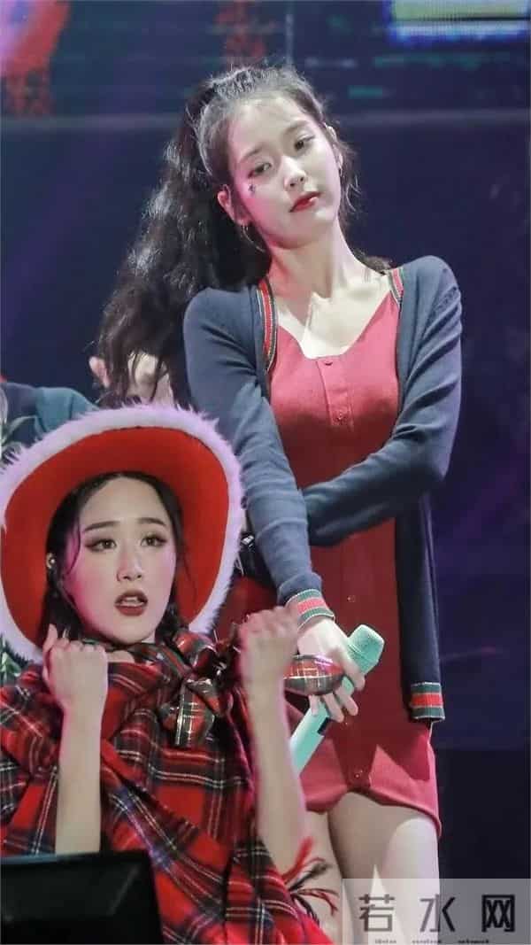 iu李知恩也有丰满风韵的时刻，这个衣服真挺漂亮