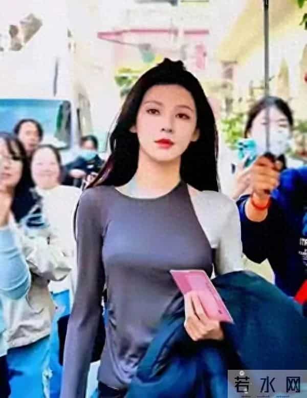 张予曦的身材太吸睛了 胸围好大 翘臀细腰 身材曲线完美流畅 太迷人了