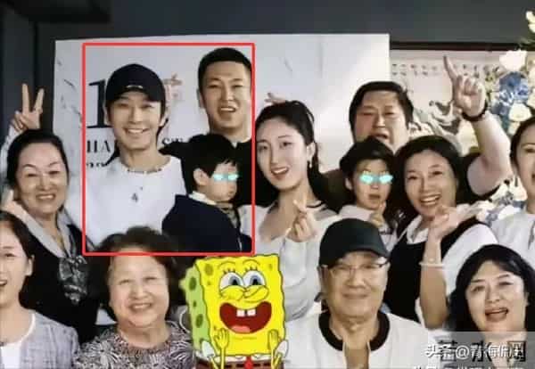 黄晓明一家4口参加生日宴!小海绵被奶奶搂在怀中,长腿溢出屏幕