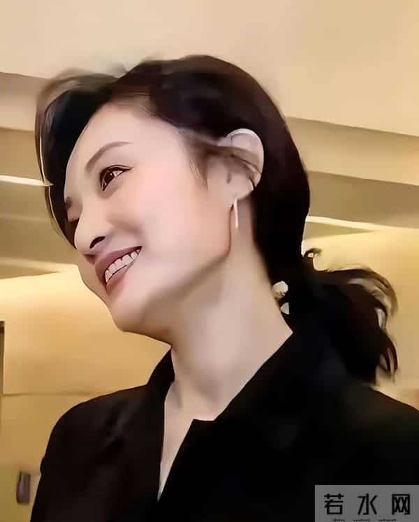 连续17年主持春晚的她,12年婚姻终究离婚,坦白:婚姻只会痛苦