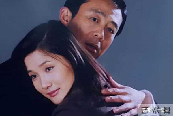 离婚后只字不提前夫侯勇，与女儿相依为命，如今46岁似冻龄少女