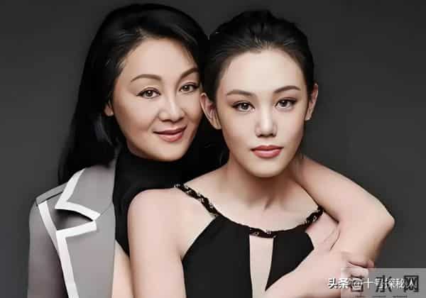 母亲是影后,丈夫是著名演员,公公是央视名嘴,34岁的她却当网红