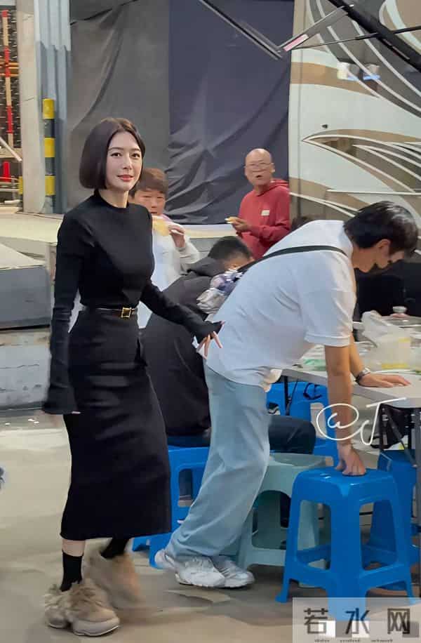 秦岚变化太大了,胸很大,腰很细,臀部很大,身材有点像芭比娃娃