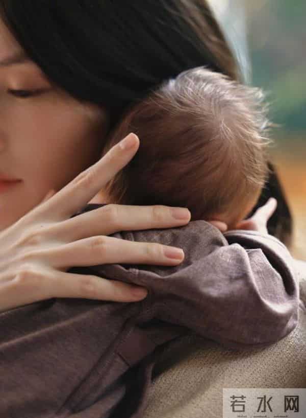 和陈伟霆生子后何穗首晒美照,小腹平坦身材绝,当妈后笑容超甜