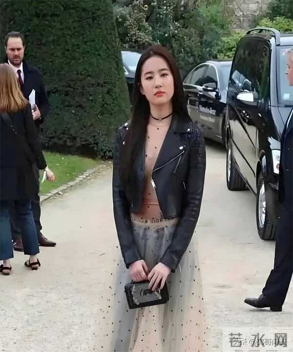 刘亦菲内穿透视装,外夹克不拉拉链,怎么穿都美