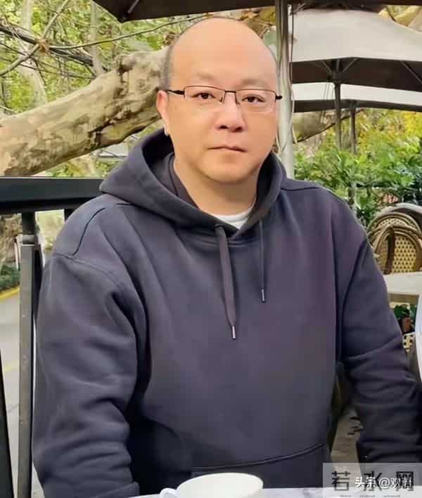 王菲没想到,自己56岁的前夫如今隐居阿那亚,把生活过成了一首诗