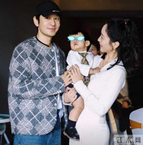 黄晓明一家4口参加生日宴!小海绵被奶奶搂在怀中,长腿溢出屏幕