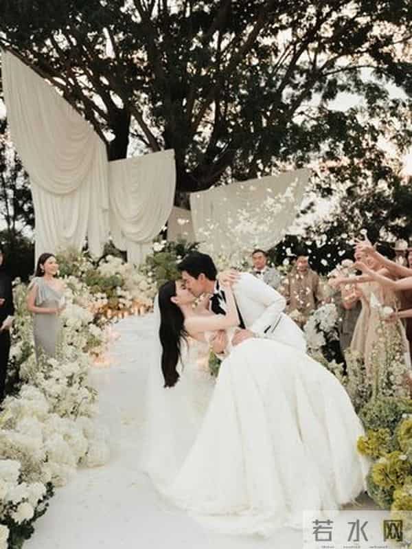 15克拉钻戒套牢！泰国女神Mai甜嫁7年男友…「山中婚礼」头纱吻