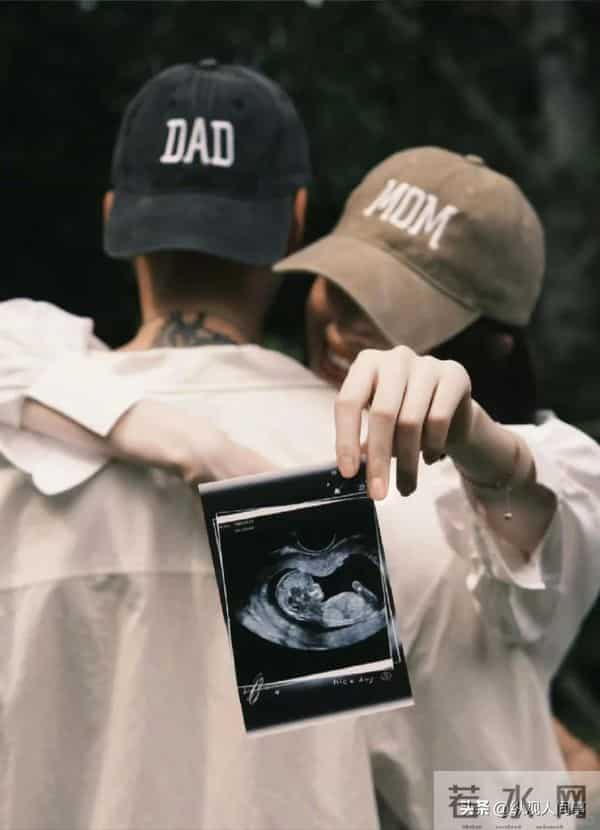 何穗在别墅晒产后美照!哺乳期特征很明显,小腹平到内凹光脚踩地