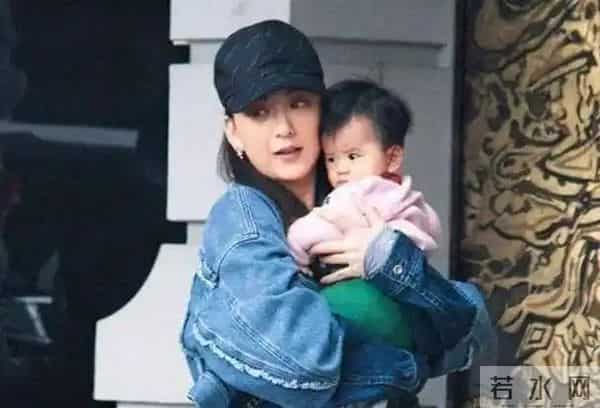 方媛凌晨发文问坐月子,超一周没洗头近视加重,似恢复不佳掉头发