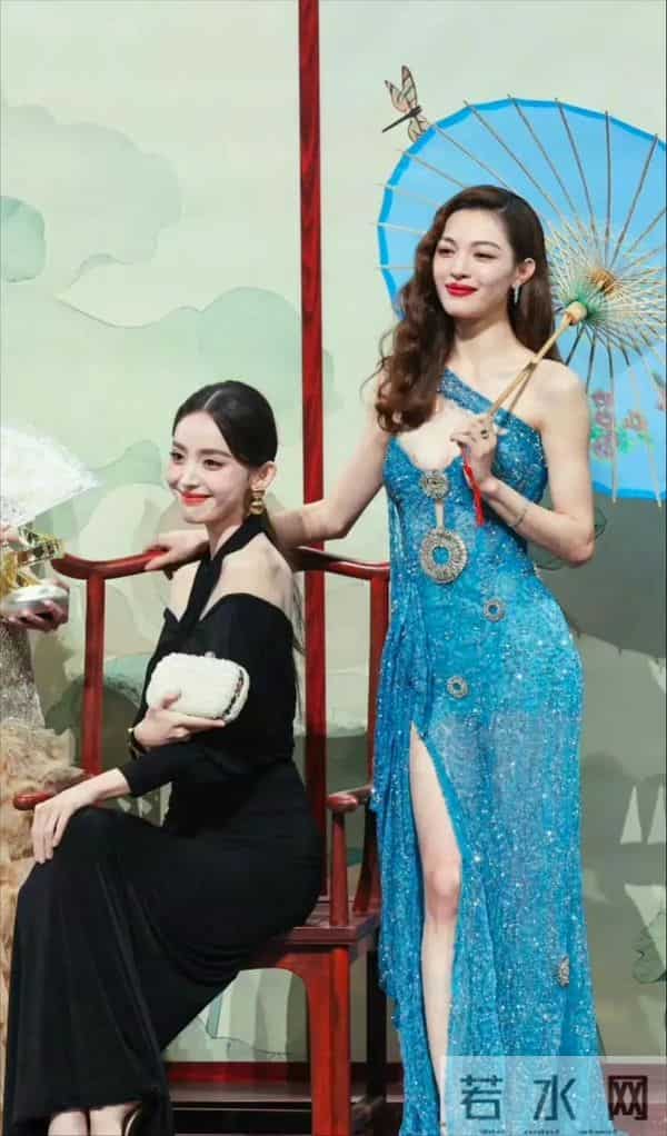 感觉钟楚曦衣服都要掉了,但是一脸镇定,都看不到旁边的古力娜扎