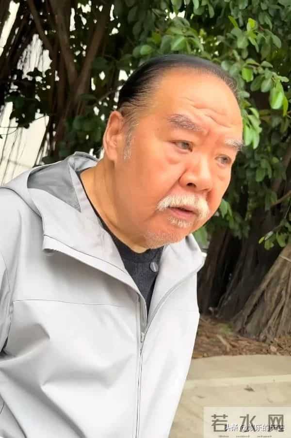 74岁郑则仕近照曝光,满头白发连眉毛都白了,看着让人好心疼