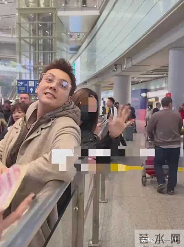 陈伟霆妈妈专程飞北京 看孙子儿媳 何穗穿情侣装 为迎接婆婆首晒美照