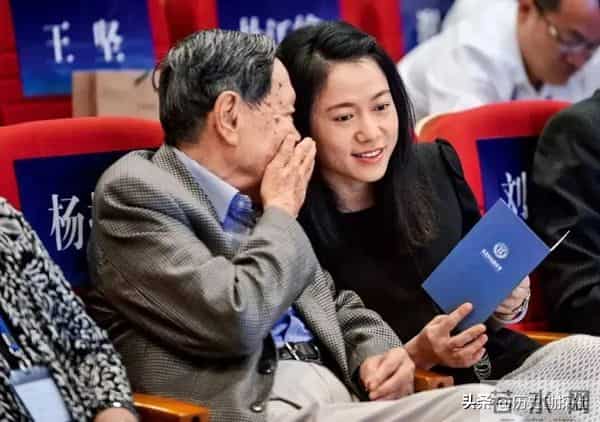 这是翁帆和杨振宁领证留影,弟弟、弟媳陪同,杨振宁一脸不好意思