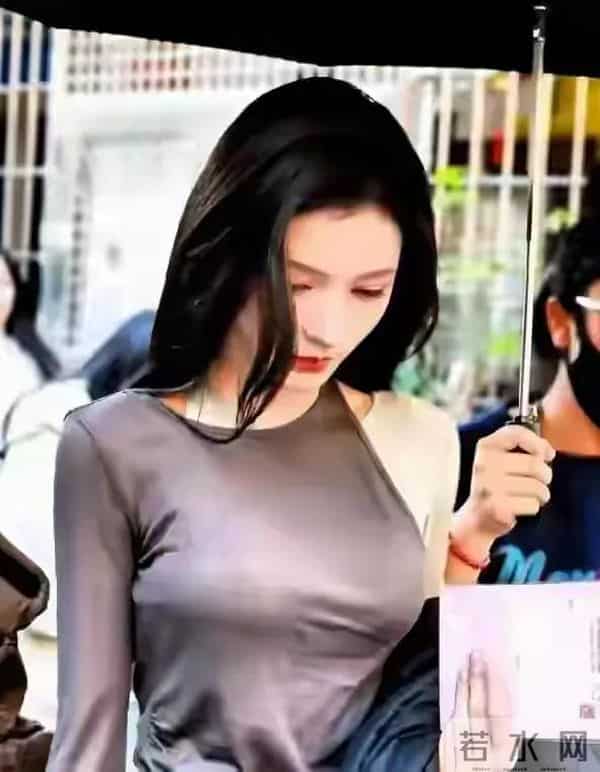 张予曦的身材太吸睛了 胸围好大 翘臀细腰 身材曲线完美流畅 太迷人了