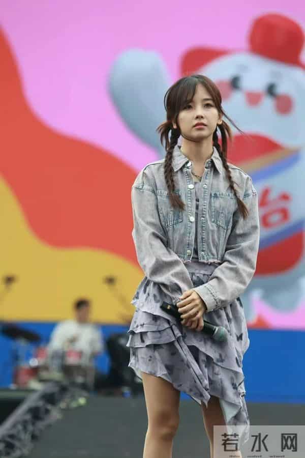 王冰冰怎么这么爱穿肉色丝袜？谁教她的？