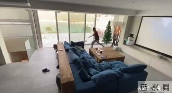 陈伟霆爱人北京豪宅晒照,何穗产后腰细身瘦,陈妈妈来京看孙子