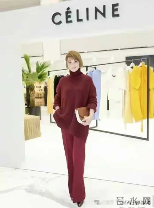 50岁梅婷新剪了波波头年轻25岁,穿毛衣+阔腿裤,美得像换了个人