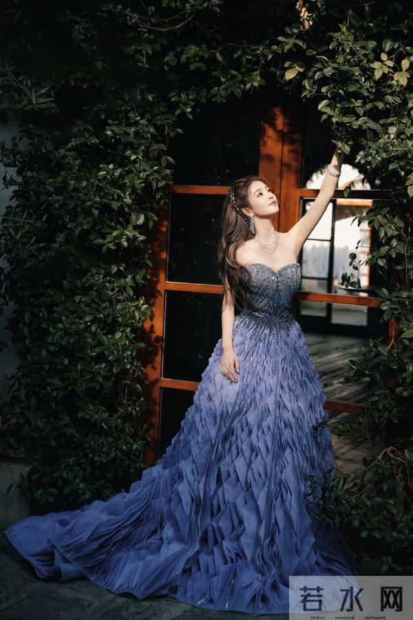 白鹿不要这么考验大家的定力!最近好爱穿抹胸裙啊