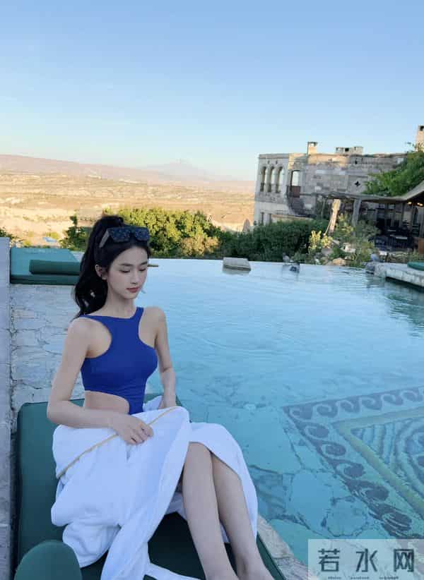 潘敏度假穿比基尼泡温泉,这真养眼