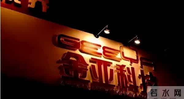 富商周旭辉：44岁娶小12岁女星童蕾，获刑3年后，妻女过得如何？