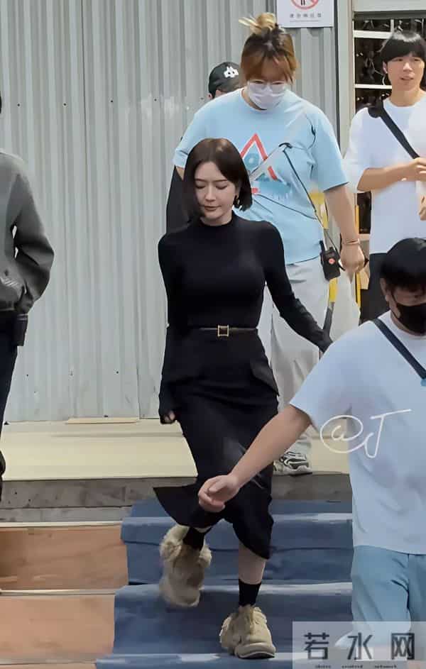 秦岚变化太大了,胸很大,腰很细,臀部很大,身材有点像芭比娃娃