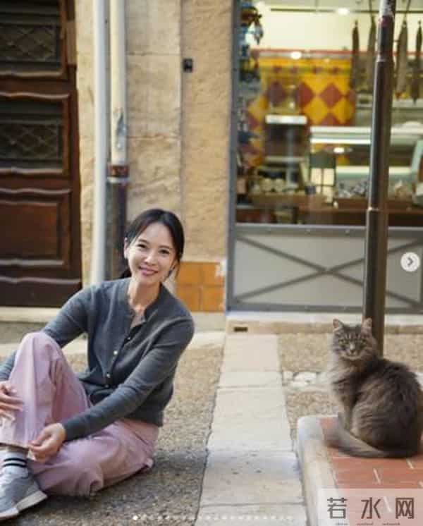 天心50岁了!庆生「合身背心包出细腰」绝美状态全被拍 私下影片曝