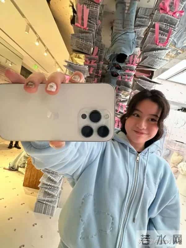 甘比和情敌在较劲，给17岁女儿生日过于低调了！