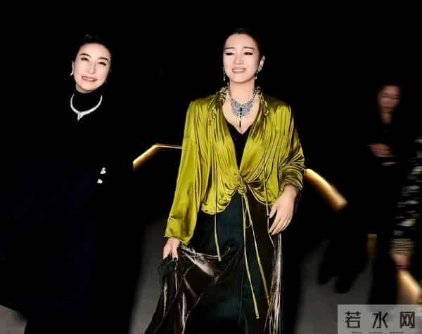 巩皇和郭晶晶同框，晶晶姐优雅非凡 尽显高级风范。霍震霆预言封神