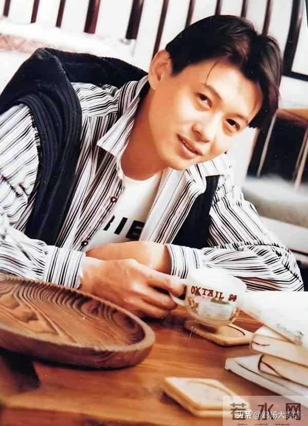 央视一哥和董卿同居6年分手,51岁二婚再娶娇妻,如今60岁大变样