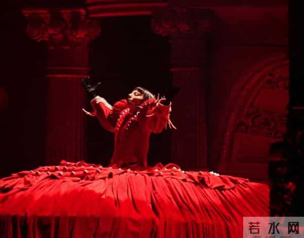 他娶了摇滚女神谭维维,婚后靠她赚钱养家,儿女双全生活太幸福