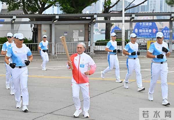 有钱也没用!火炬传递霍震霆、何超琼都来了,李嘉诚家族呢