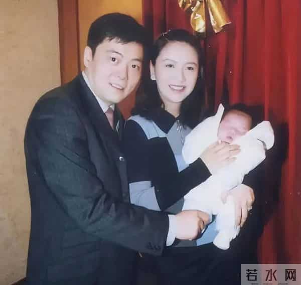 与梁朝伟同居6年，独自将儿子抚养长大的曾华倩，现儿子成为骄傲