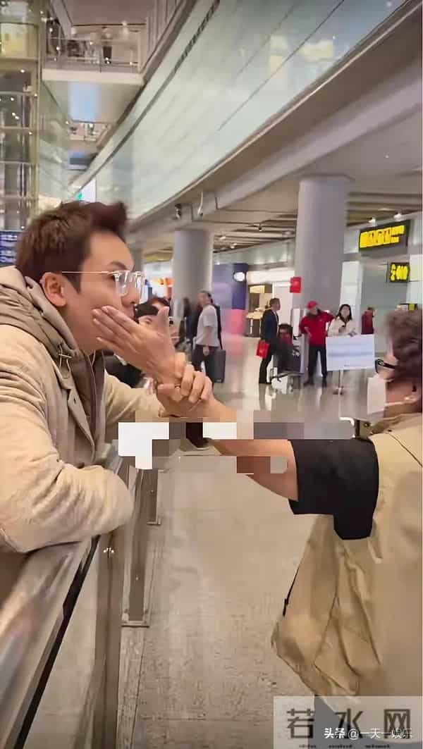 陈伟霆妈妈专程飞北京 看孙子儿媳 何穗穿情侣装 为迎接婆婆首晒美照