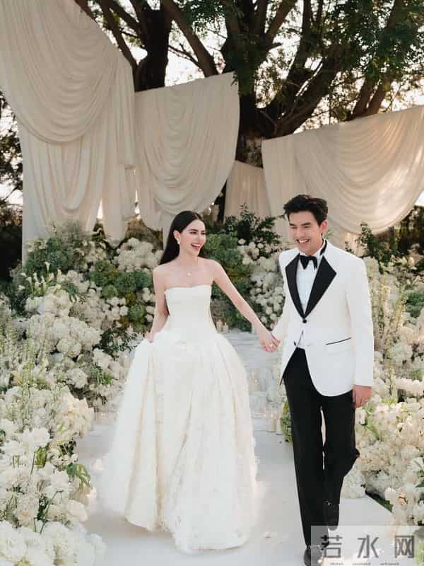 15克拉钻戒套牢！泰国女神Mai甜嫁7年男友…「山中婚礼」头纱吻