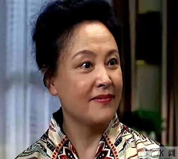 从主持人到演员，她为儿子息影，却在丈夫肝癌去世后，靠演技出圈