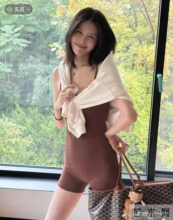 陈伟霆妈妈专程飞北京 看孙子儿媳 何穗穿情侣装 为迎接婆婆首晒美照